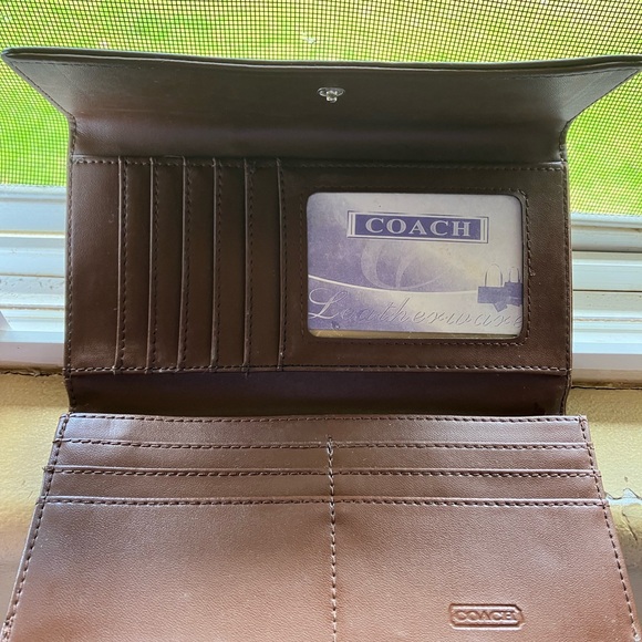 Faux COACH Women’s Wallet in Elegant Shades of Brown - Picture 3 of 7
